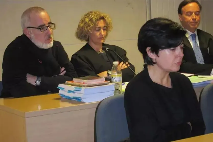 Archivo: Alfonso Basterra (sentado detrás) y Rosario Porto (delante), durante el juicio por la muerte de Asunta. Europa Press