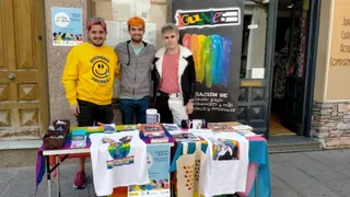 Miembros del colectivo Iguales en la mesa informativa instalada en el mercadillo de Peñaranda