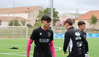 Lucas, en un entrenamiento con el primer equipo de Unionistas | FOTO ANDREA MATEOS