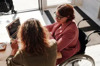 Personas con discapacidad trabajando. EP