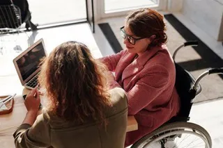 Personas con discapacidad trabajando. EP