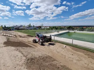 La piscina municipal de Carrascal de Barregas se pone a punto para su apertura del 12 de junio