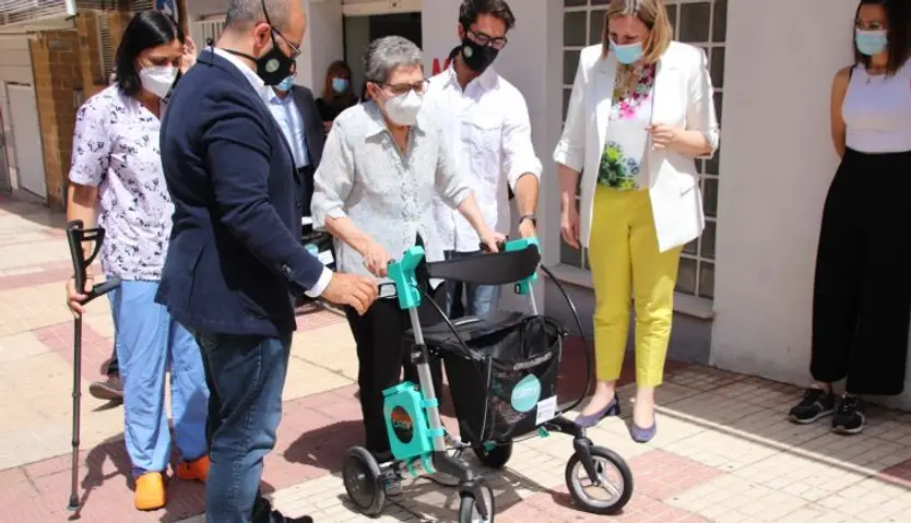 Usuaria probando el andador inteligente