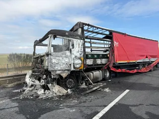 Dos camiones colisionan en la A-62 y uno echa a arder