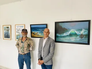 En la foro el artista, Lázaro Hernández, y el concejal, Juan Carlos Bueno.