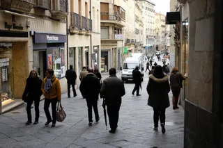 Calle Zamora gente personas invierno
