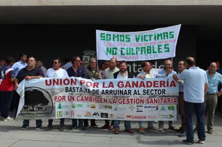 Protestas de los ganaderos frente a la Delegación Territorial de la Junta de Castilla en León en Salamanca
