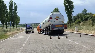 Un incidente con un camión cisterna lleno de gasóleo moviliza a la Guardia Civil de Salamanca | Guardia Civil de Salamanca