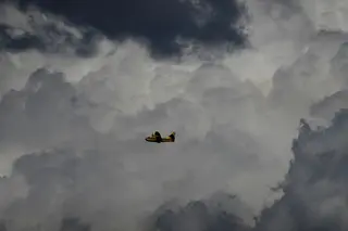 Un hidroavión durante los trabajos contra los incendios en El Bierzo. César Sánchez. ICAL