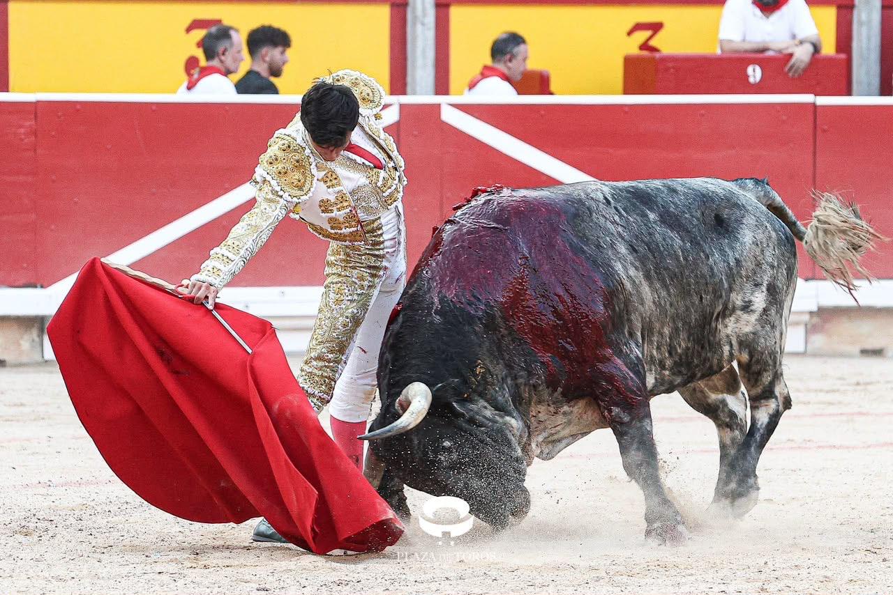 Diosleguarde con el toro Palillero de Cebada Gago al que le cort&oacute; una oreja en Pamplona | Foto Plaza de Toros de Pamplona