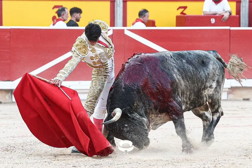 Diosleguarde con el toro Palillero de Cebada Gago al que le cortó una oreja en Pamplona | Foto Plaza de Toros de Pamplona