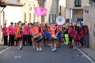 Una charanga con las peñas de Cabrerizos durante las Fiestas del Señor