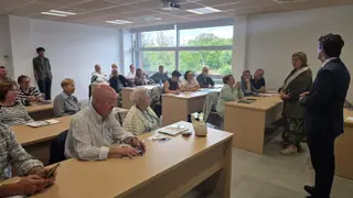 Mayores de 65 años aprenden competencias digitales y uso de dispositivos móviles