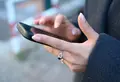 Una persona utilizando un teléfono móvil - Europapress