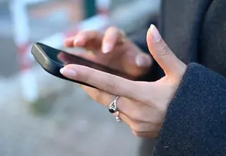 Una persona utilizando un teléfono móvil - Europapress