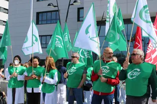 Concentración de trabajadores sanitarios frente al Hospital de Salamanca