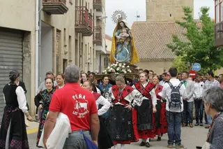 Villamayor se emociona al paso de la Virgen de los Remedios