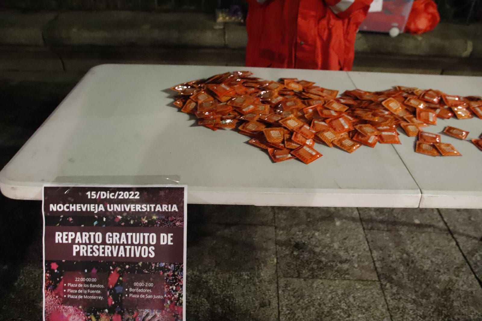 Reparto de condones en el Fin de Año Universitario