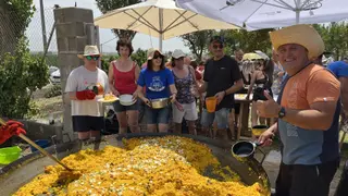Cientos de personas participan en la paella de las fiestas de Villoruela