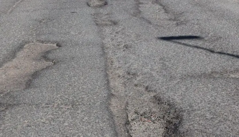 Firme en mal estado vía de servicio 
