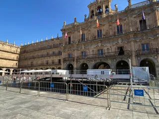 Escenario montándose en la Plaza Mayor de Salamanca
