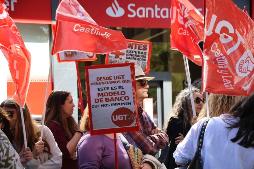 Protesta a las puertas del Banco Santander de la plaza de los Bandos por el despido de una trabajadora