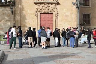 Gente paseando por las calles de Salamanca