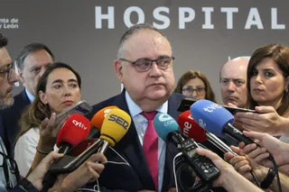El consejero de Sanidad, Alejandro Vázquez Ramos, durante su visita a las obras del Hospital Universitario de Salamanca.