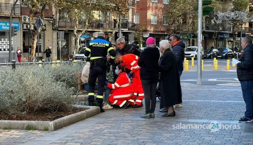 Se da a la fuga tras colisionar con una moto en la Glorieta de la UDS en Salamanca