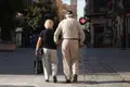 Imagen de archivo: Una pareja de ancianos pasean por la calle.
