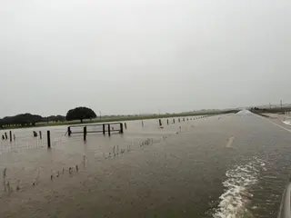 Carretera anegada de agua: SA-305, une La Fuente de San Esteban con Buenamadre. Foto de archivo 8 de enero de 2023