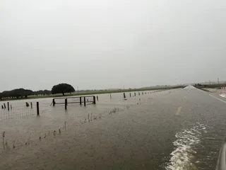 Carretera anegada de agua: SA-305, une La Fuente de San Esteban con Buenamadre. Foto de archivo 8 de enero de 2023