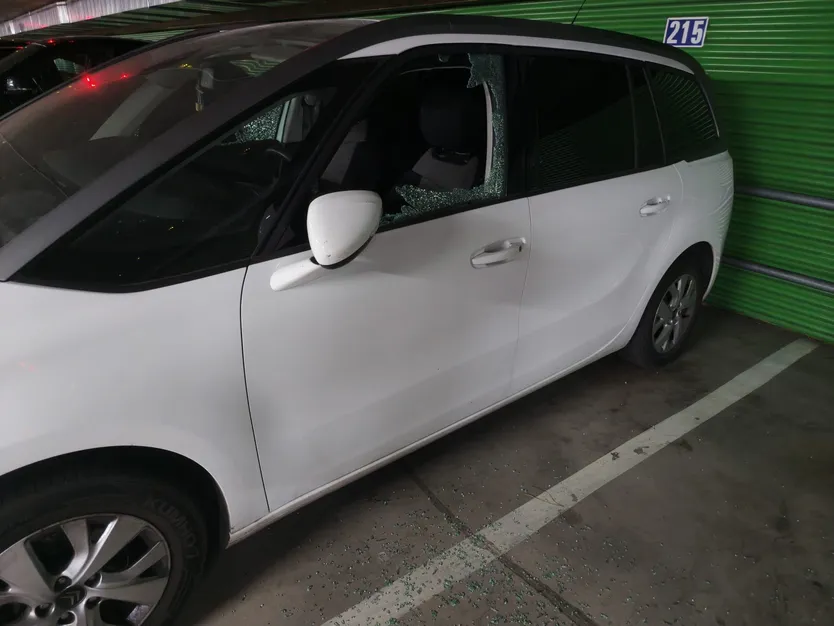 Saquean doce coches de madrugada en el parking de la avenida de Portugal
