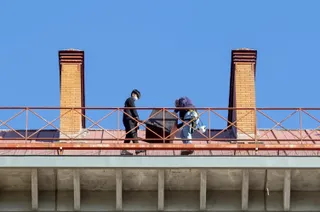Instalación de una caja nido para un halcón en la Comandancia de la Guardia Civil Foto Agencia ICAL