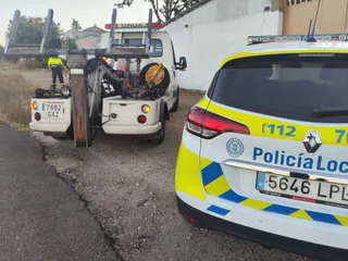 Policía Local y una grúa municipal en la carretera de Zamora. Foto S24H
