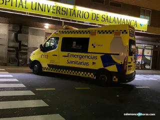 Ambulancia en el Clínico de noche hospital urgencias (1)