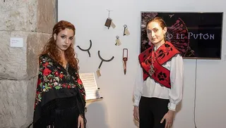 Elena P. Cuesta y María Martín González en la exposición 'La Folklórica'