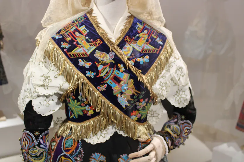 Exposición Aires de Marzo. Detalles bordados inspiración oriental en traje de charra de Macotera (2)