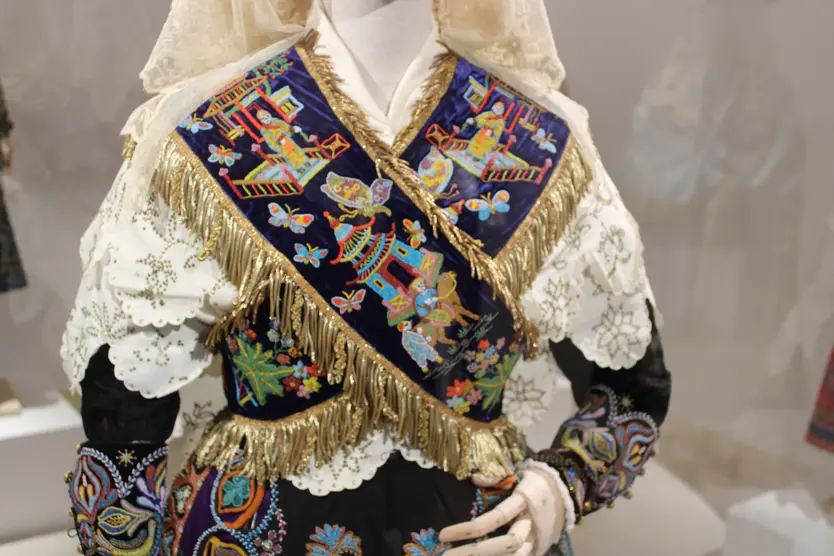 Exposición Aires de Marzo. Detalles bordados inspiración oriental en traje de charra de Macotera (2)