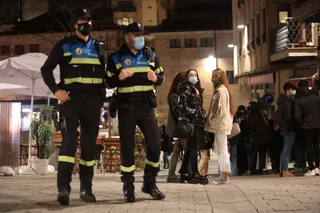 Reportaje con la Policía Local en el turno de tarde para comprobar terrazas y mascarillas.