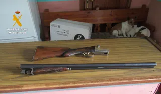 Escopetas incautadas detrás de la barra de un bar en Valsalabroso (Vitigudino). Foto Guardia Civil