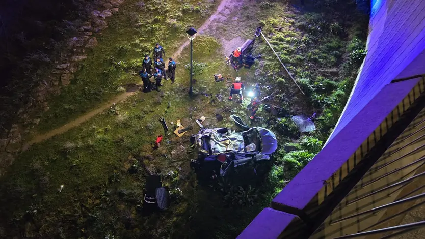 Un vehículo cae por el terraplén del río a la altura del hospital de Salamanca