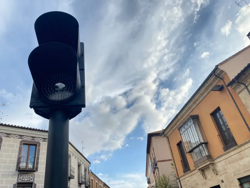 Colocación Del Nuevo Semáforo En La Calle San Pablo Para Evitar Problemas De Tráfico En La Calle Buenaventura (5)