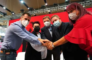 El secretario regional del PSOE,Luis Tudanca; la alcaldesa de Gratis Gemma Bertoz; el ministro de Agricultura, Luis Planas; el presidente de Castilla la Mancha Emiliano García Page y la consejera de Agricultura de Ext. ICAL