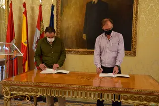 Firma convenio recuperación del turismo (2)
