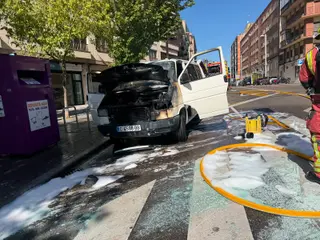 La furgoneta afectada en plena avenida de Portugal
