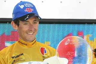 Roberto Heras, con el maillot amarillo de La Vuelta a España | FOTO DE ARCHIVO