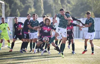 Asiel despeja ante el Illescas FOTO CD GUIJUELO