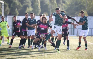 Asiel despeja ante el Illescas FOTO CD GUIJUELO