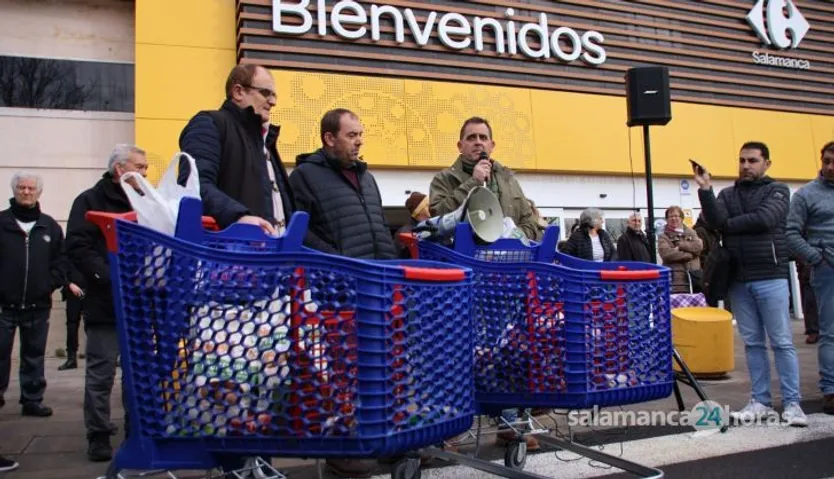 Agricultores y ganaderos protestan en las inmediaciones del Carrefour y la Plaza de Toros